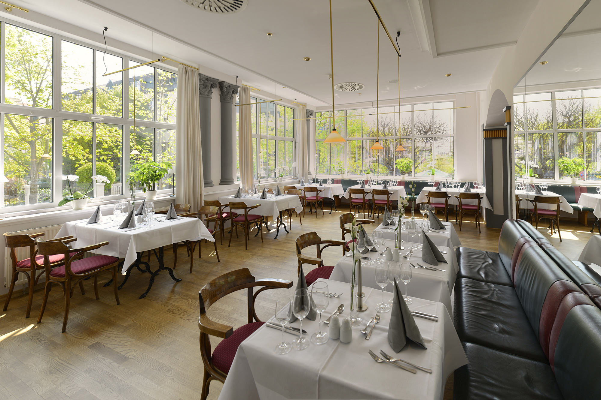 Restaurant Wintergarten with elegantly set tables.