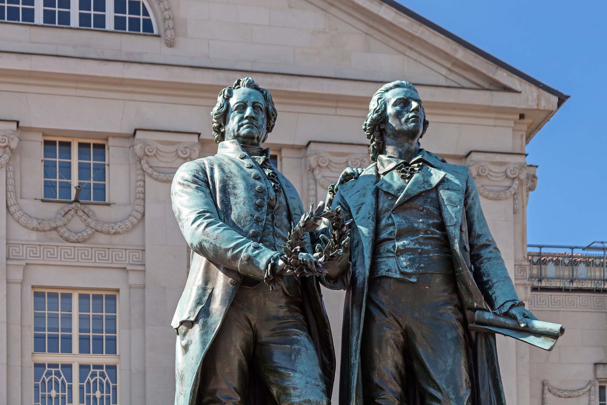 Goethe und Schiller Denkmal für dem Deutschen Nationaltheater.