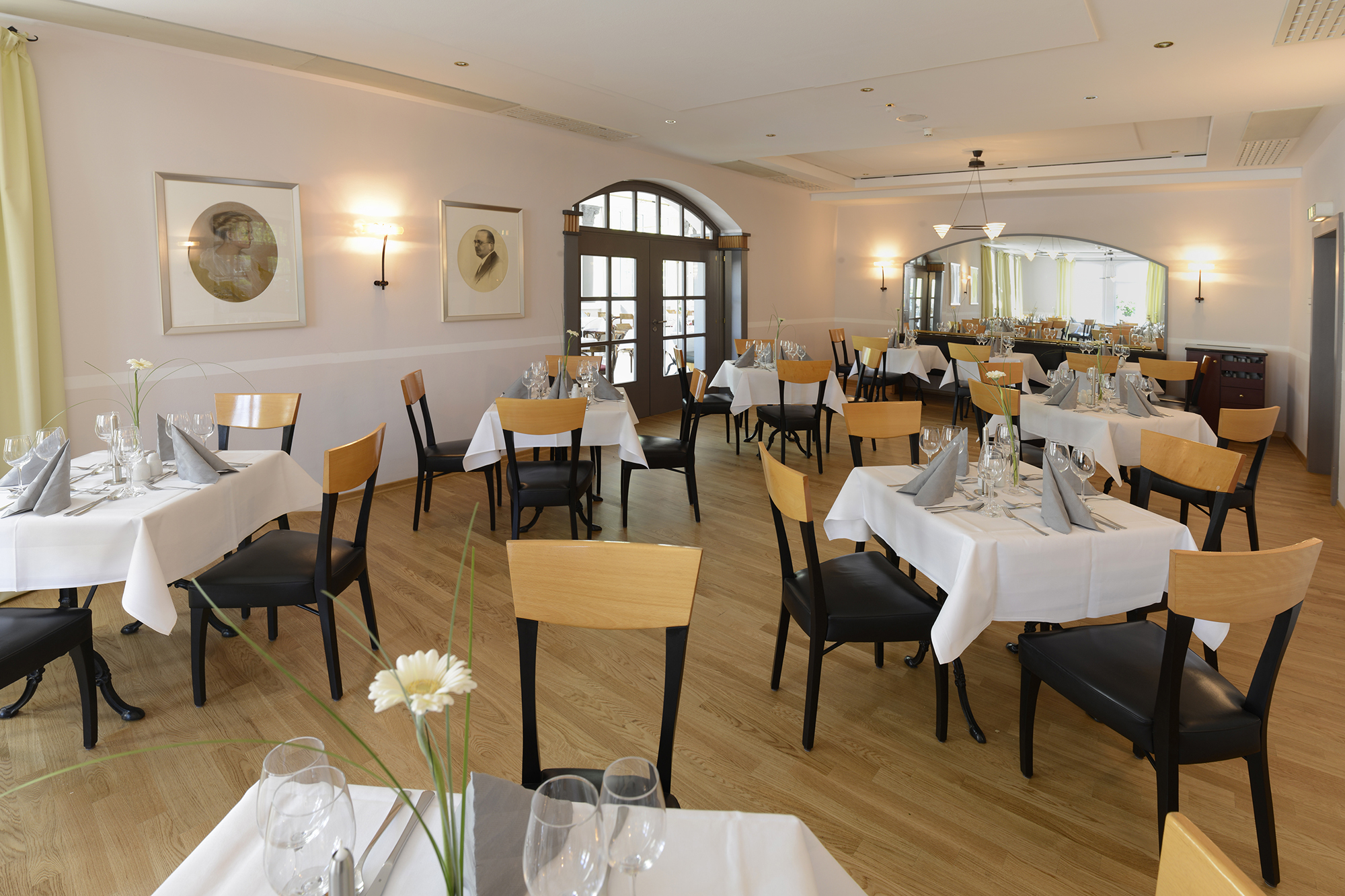 Salon Helene is very suitable for family celebrations