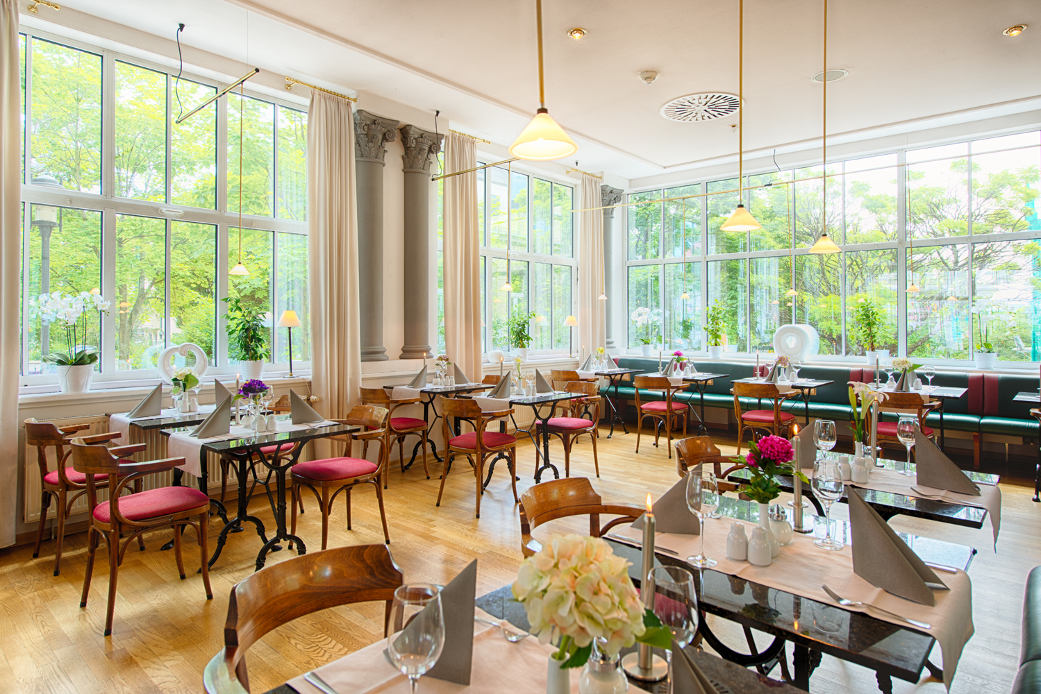 Restaurant "Wintergarten" mit elegant eingedeckten Tischen.
